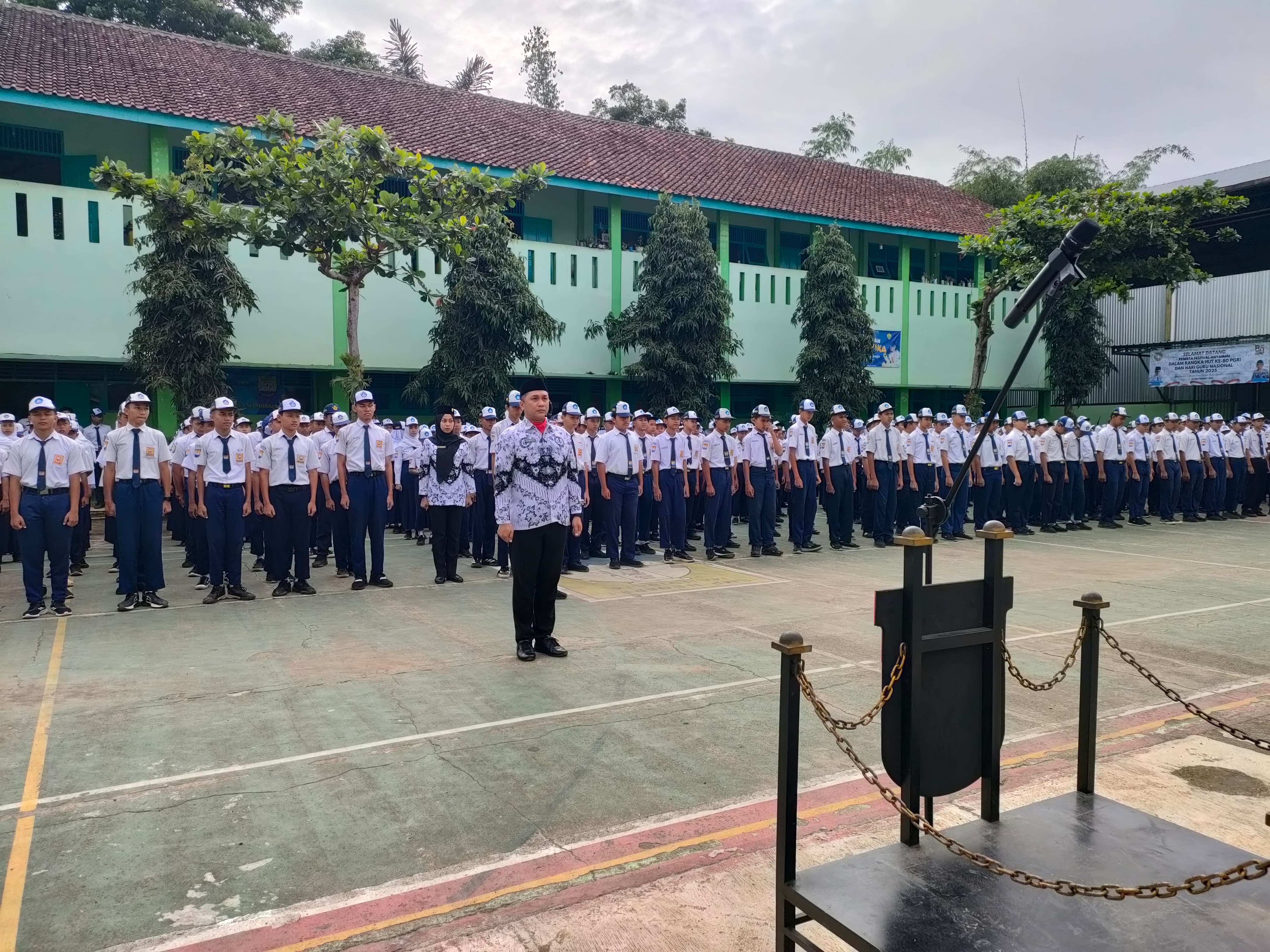 Jadi Petugas Upacara HGN, Guru Sumber Inspiratif Nyata